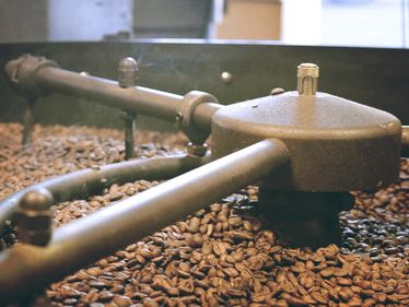 Die grünen Kaffeebohnen werden in der Hauptstadt Ugandas in einer lokalen Röst-Manufaktur zum fertigen Produkt weiterverarbeitet.
