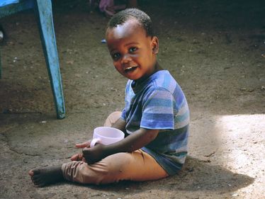 Davu ist unser Antrieb und wohnt mit 45 weiteren Kindern im Malayaka Waisenhaus in Uganda.